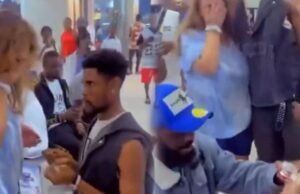 VÍDEO – Ancianas “SUGAR MOM” gringas viajan a Nigeria a casarse con jovencitos fornidos